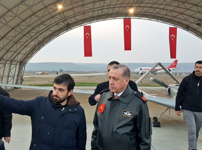 Cumhurbaşkanı Erdoğan, Bayraktar SİHA'ya imzasını attı